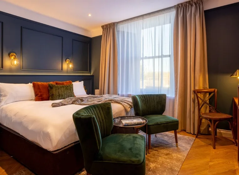 A well-furnished hotel room